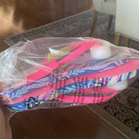 Lilly Pulitzer sandals/flip flops - Picture 2 of 4